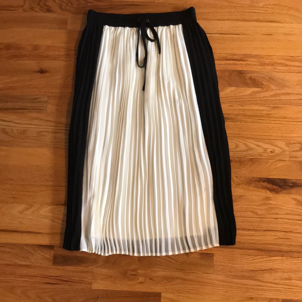Black and white pleated mid skirt